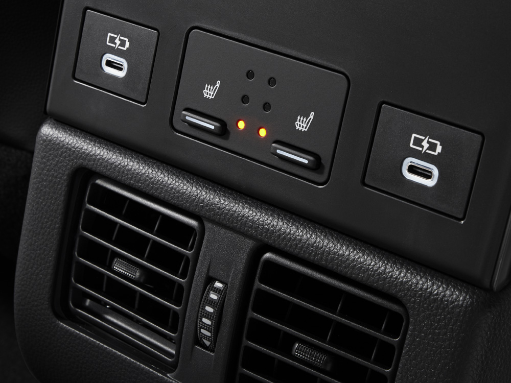 Subaru Solterra 2024 Sièges arrière chauffants, bouches de ventilation et ports USB